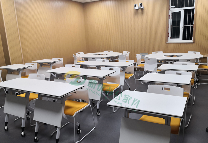 学校教室培训桌椅案例图